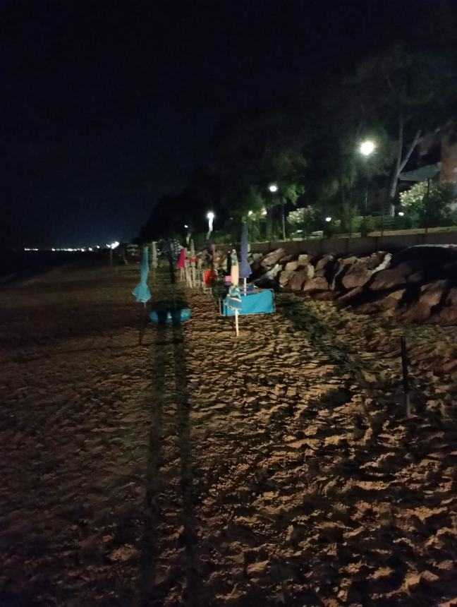 La Guardia Costiera rimuove ombrelloni e sdraio lasciati di notte in spiaggia