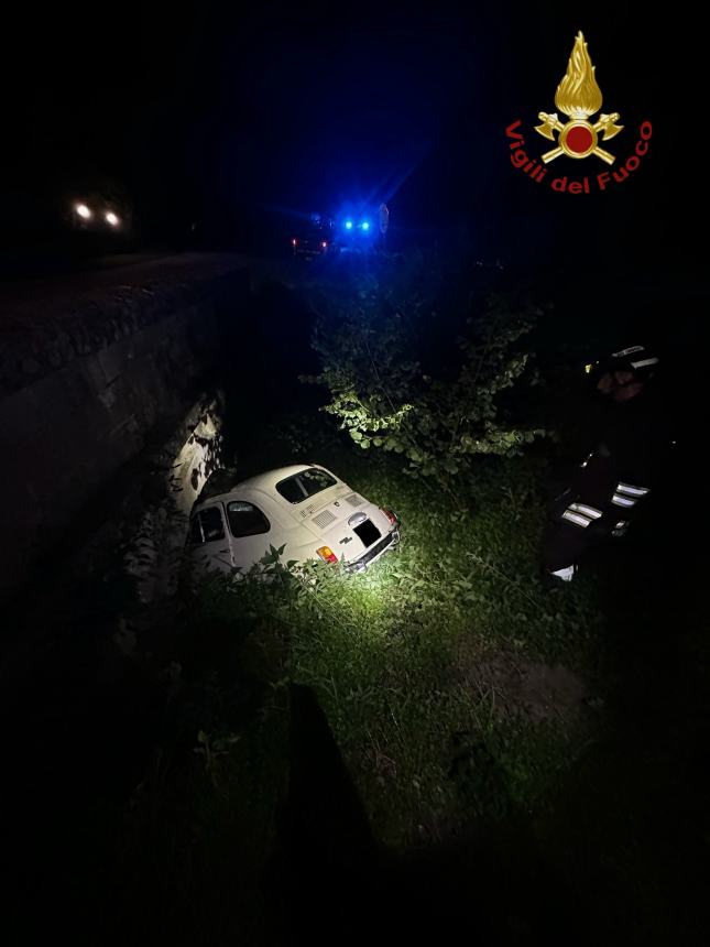 Escono fuoristrada con l'auto e finiscono sotto un ponte, illese due persone