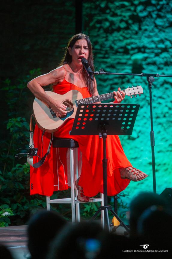 Paola Turci con la sua voce dipinge un affresco della grande musica italiana ai Giardini d'Avalos