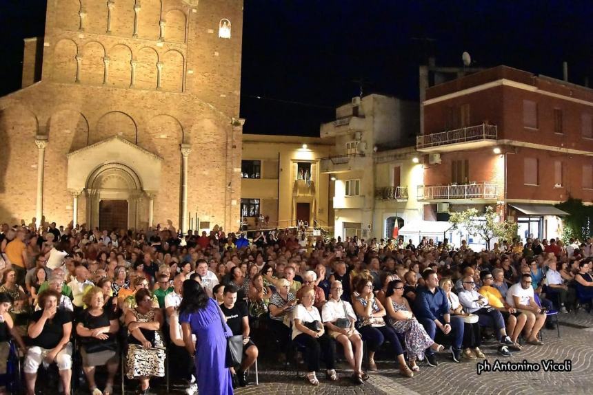 Trionfa la sansalvesità in piazza San Vitale con lo spettacolo dialettale “Di chi si lu feije?”