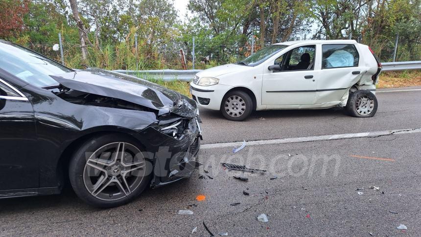 Scontro tra due auto sulla Sp181, un ferito al San Pio