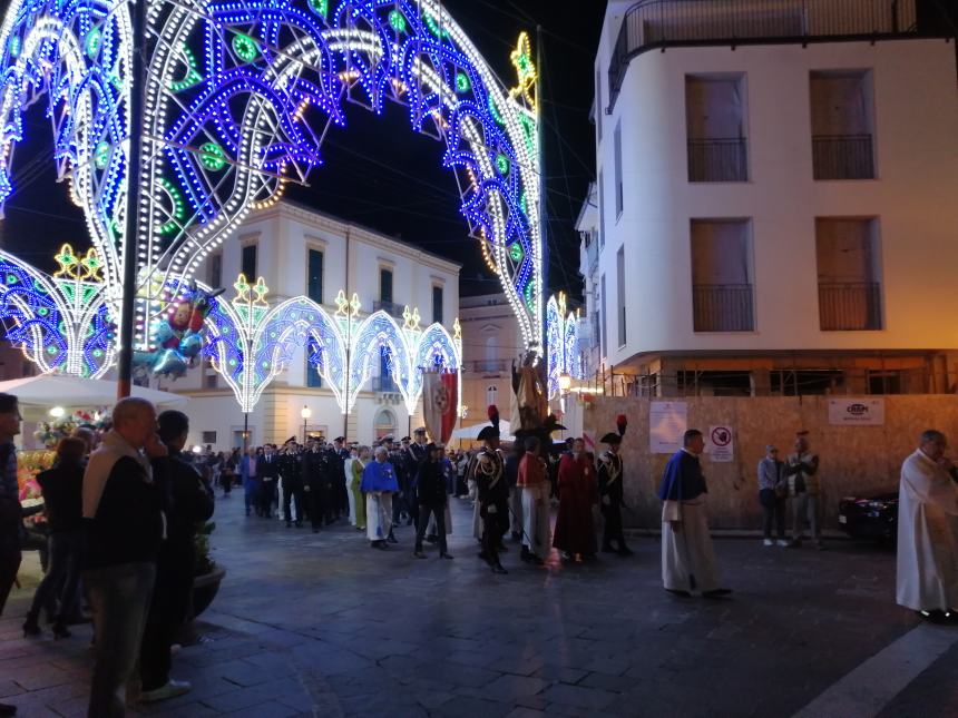 Lungo corteo per San Michele, Bruno Forte: "La grazia della pace scenda sulle guerea" 