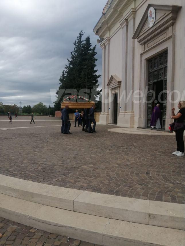 Dolore e commozione per l'ultimo saluto a Giovanni Turchi, morto dopo un incidente con l'auto