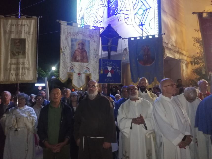 Lungo corteo per San Michele, Bruno Forte: "La grazia della pace scenda sulle guerea" 