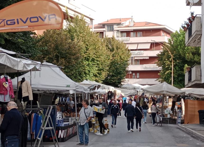 In tanti da questa mattina in Via Giulio Cesare a Vasto per "Ambulanti in città"