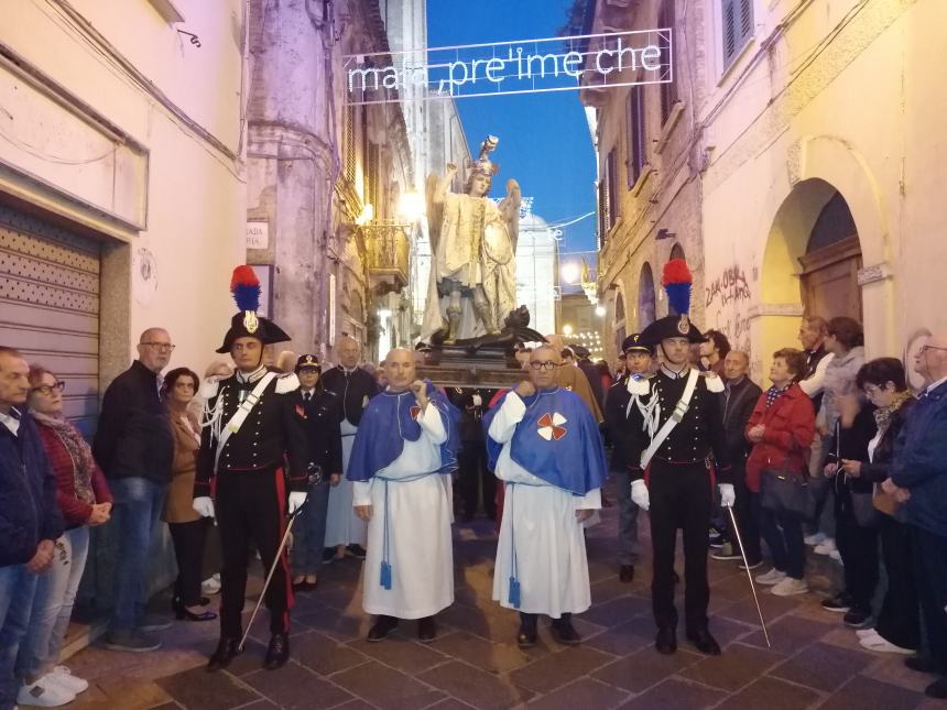 Lungo corteo per San Michele, Bruno Forte: "La grazia della pace scenda sulle guerea" 