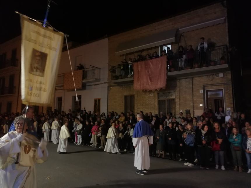 Lungo corteo per San Michele, Bruno Forte: "La grazia della pace scenda sulle guerea" 