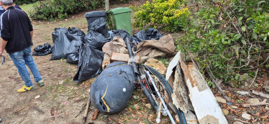 150 chili di rifiuti raccolti in località Canale, trovato anche un frigorifero