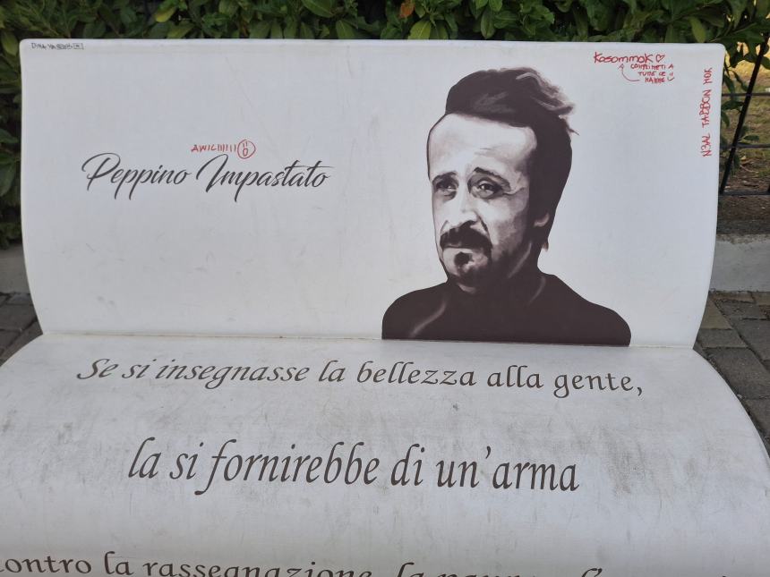 Imbrattata con delle scritte la panchina dedicata alla memoria di Peppino Impastato