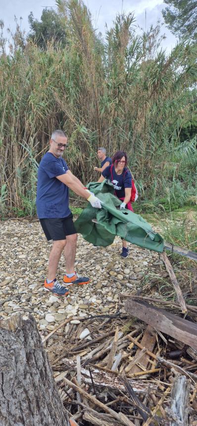 150 chili di rifiuti raccolti in località Canale, trovato anche un frigorifero