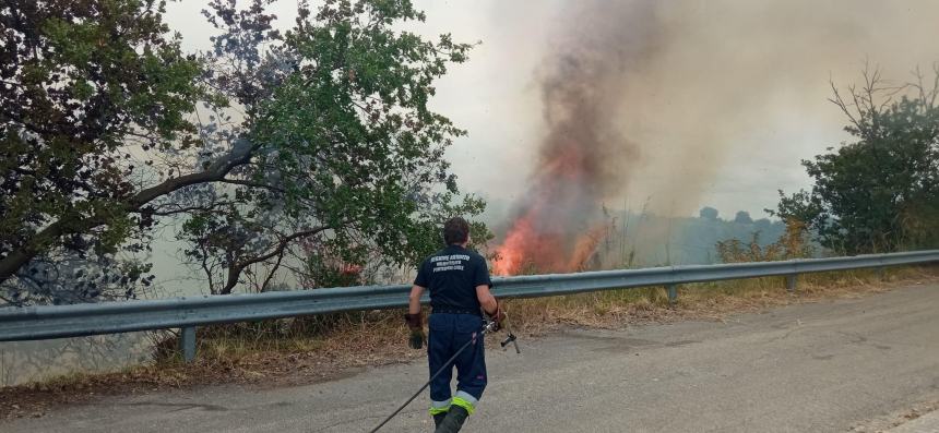 Ampio incendio a Rocca San Giovanni: necessario l’intervento di mezzi aerei