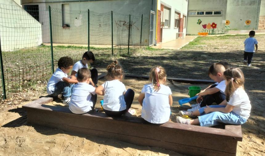 Il giardino della scuola dell’infanzia Spataro si arricchisce di una sabbiera