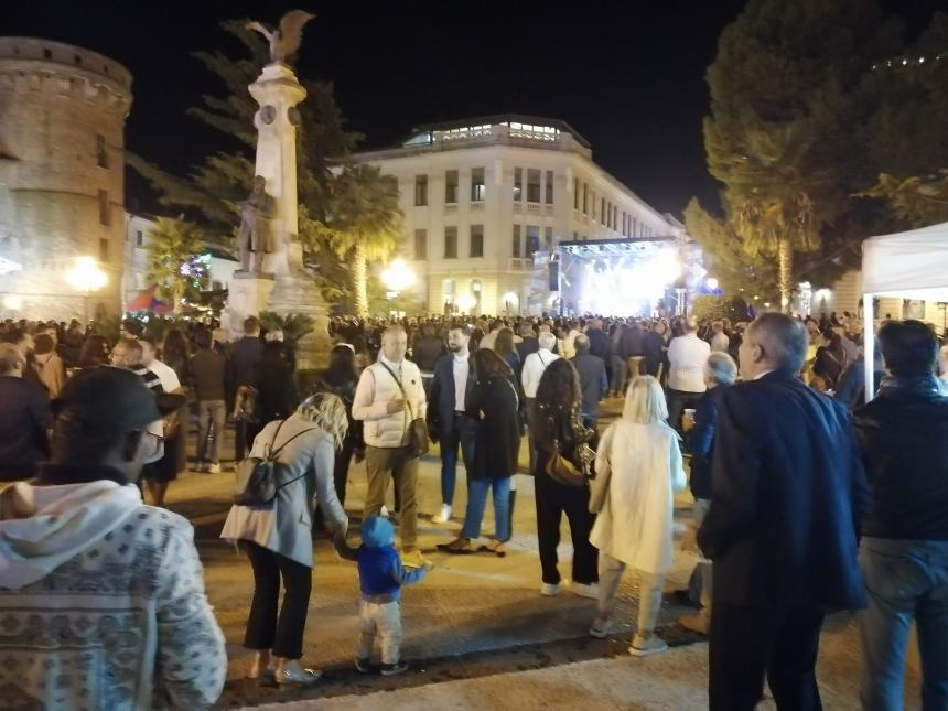 In tanti in piazza per "I senza resa" e per "Nei 90 io c'ero", primo giorno di festa