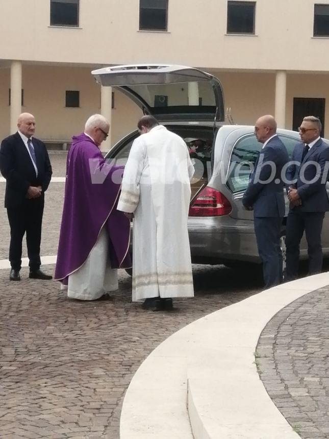 Dolore e commozione per l'ultimo saluto a Giovanni Turchi, morto dopo un incidente con l'auto