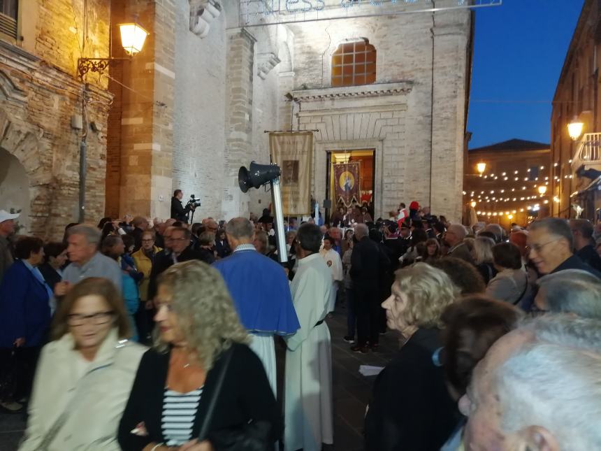 Lungo corteo per San Michele, Bruno Forte: "La grazia della pace scenda sulle guerea" 