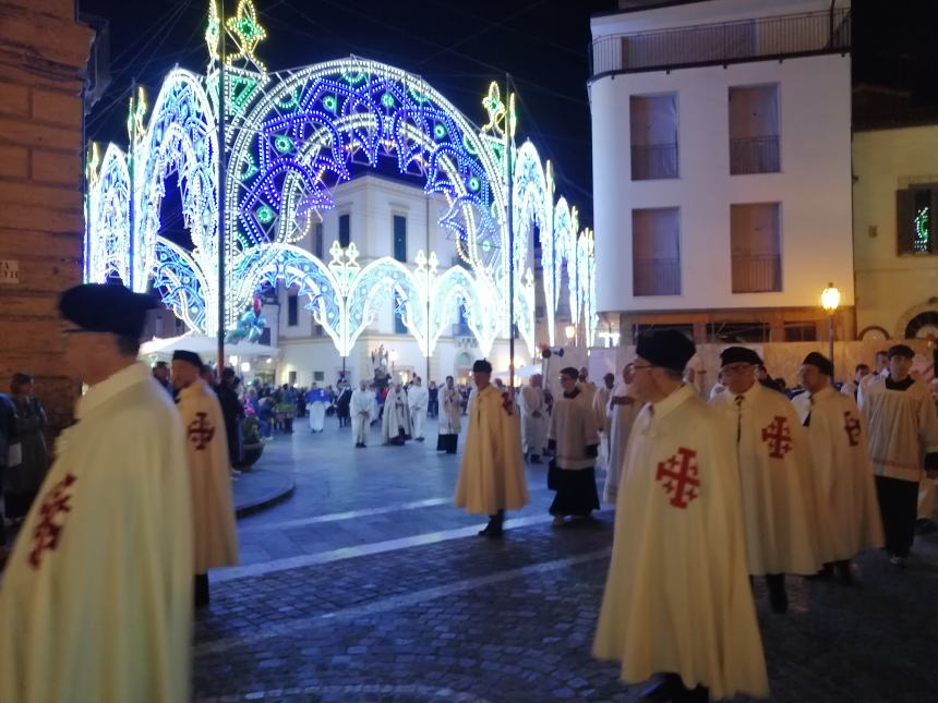 Lungo corteo per San Michele, Bruno Forte: "La grazia della pace scenda sulle guerea" 