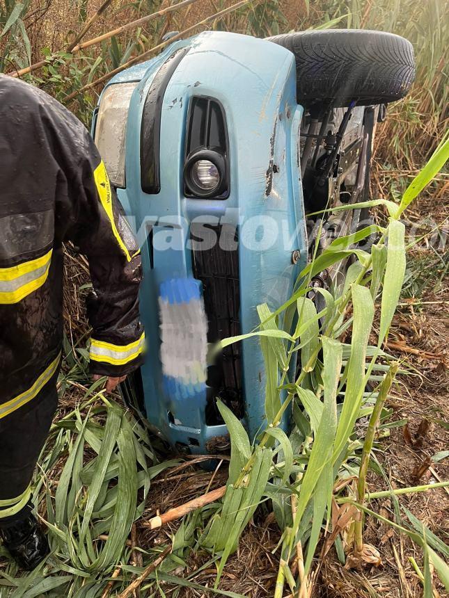 Fiat Panda esce fuori strada sulla Sp 181 e si ribalta, due feriti al San Pio