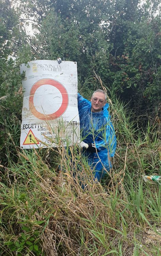 150 chili di rifiuti raccolti in località Canale, trovato anche un frigorifero