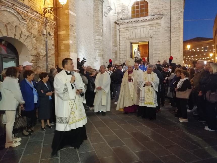 Lungo corteo per San Michele, Bruno Forte: "La grazia della pace scenda sulle guerea" 