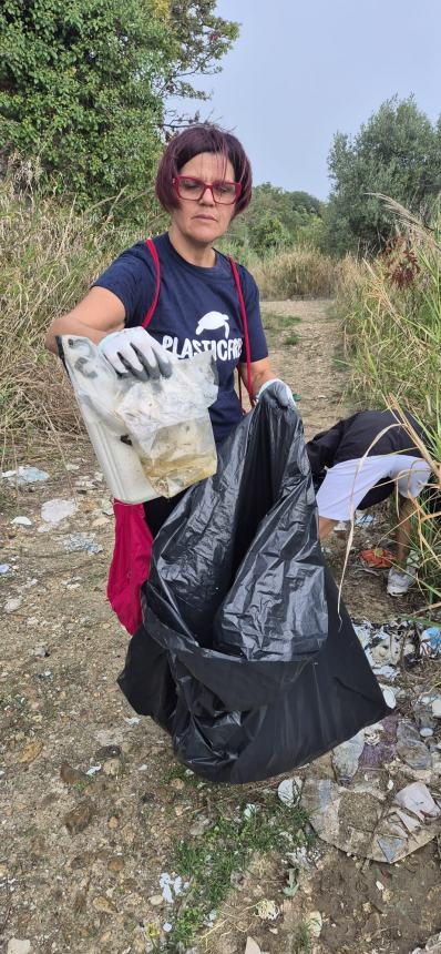 150 chili di rifiuti raccolti in località Canale, trovato anche un frigorifero