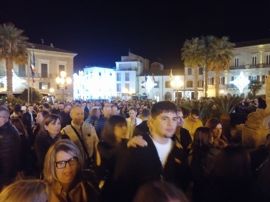 In tanti in piazza per "I senza resa" e per "Nei 90 io c'ero", primo giorno di festa