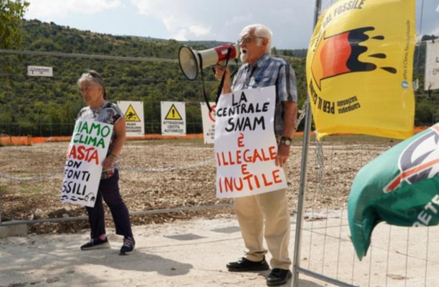 Centrale Snam di Sulmona: gli attivisti si incatenano al cancello