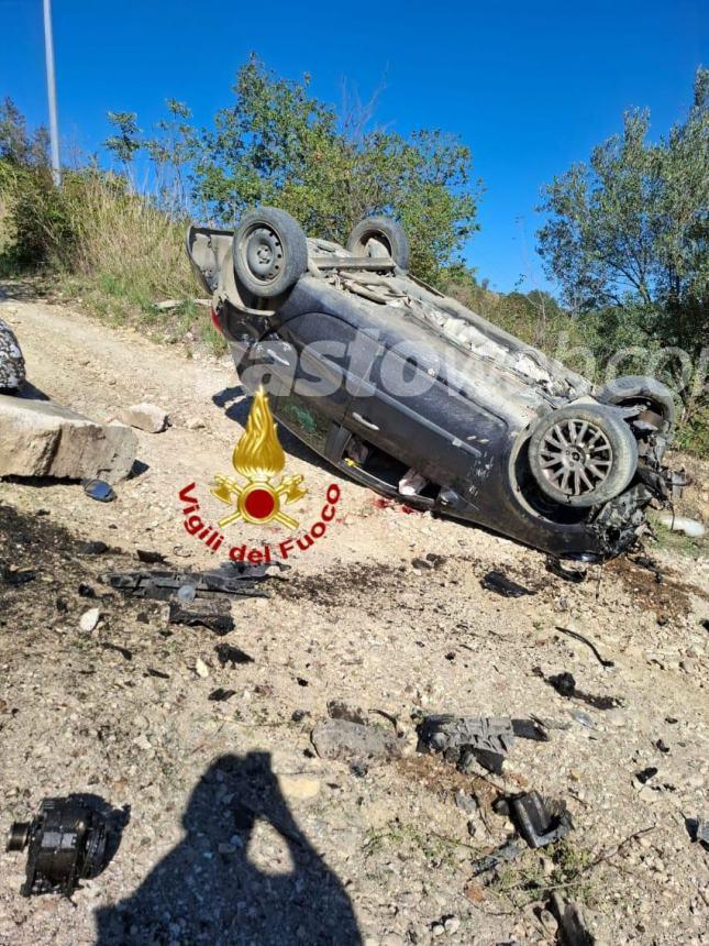 Renault Clio urta muretto e si ribalta, morto un 77enne di Casalbordino