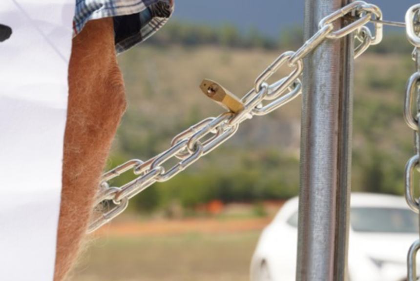 Centrale Snam di Sulmona: gli attivisti si incatenano al cancello