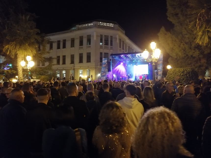 In tanti in piazza per "I senza resa" e per "Nei 90 io c'ero", primo giorno di festa