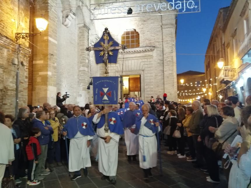 Lungo corteo per San Michele, Bruno Forte: "La grazia della pace scenda sulle guerea" 