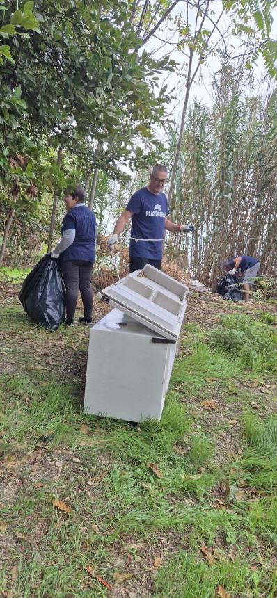 150 chili di rifiuti raccolti in località Canale, trovato anche un frigorifero