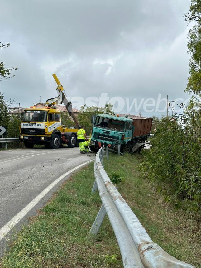 Scontro camion-auto in via San Lorenzo, ferita una 34enne moldava