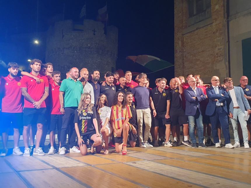 La presentazione del Termoli calcio 1920 sulla scalinata del Folklore