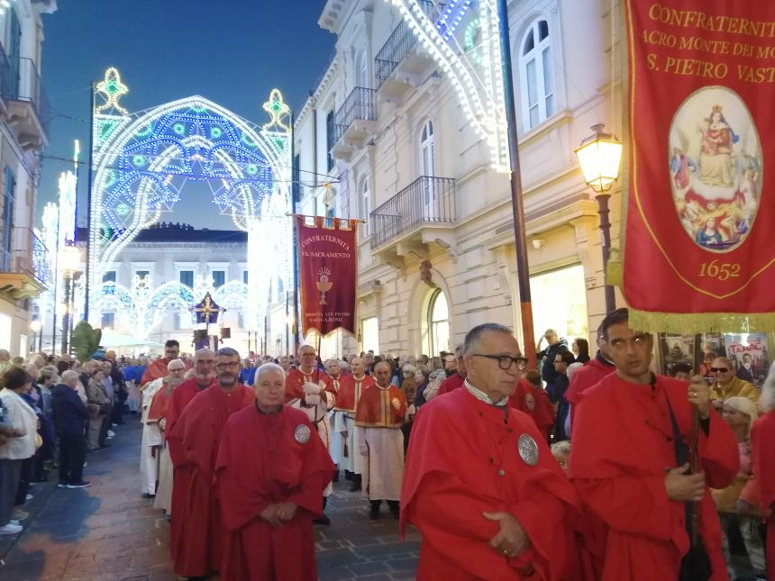 Lungo corteo per San Michele, Bruno Forte: "La grazia della pace scenda sulle guerea" 