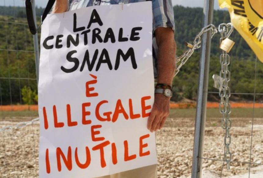 Centrale Snam di Sulmona: gli attivisti si incatenano al cancello