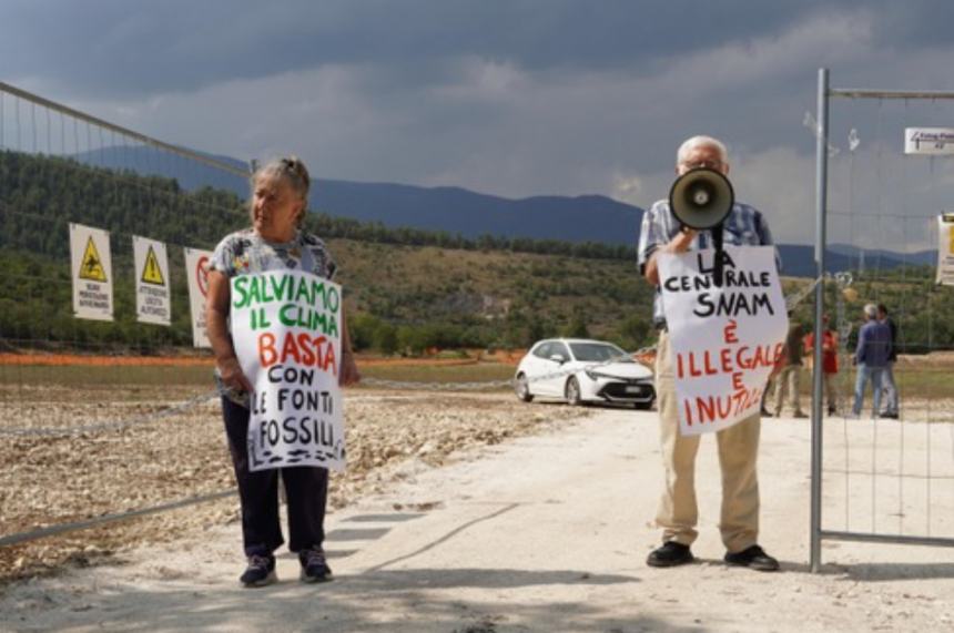 Centrale Snam di Sulmona: gli attivisti si incatenano al cancello