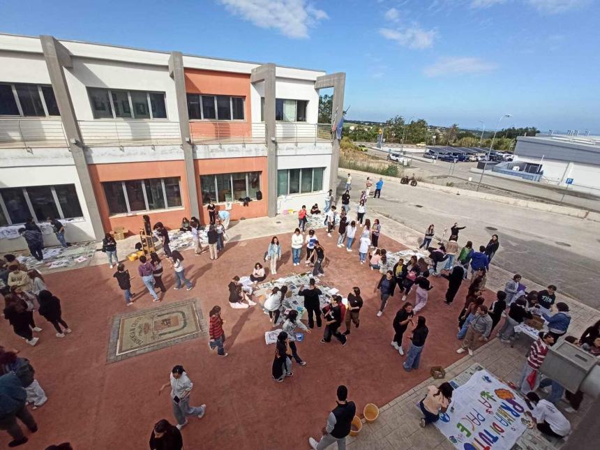 Studenti e docenti del Liceo Artistico omaggiano la Giornata Internazionale della Pace