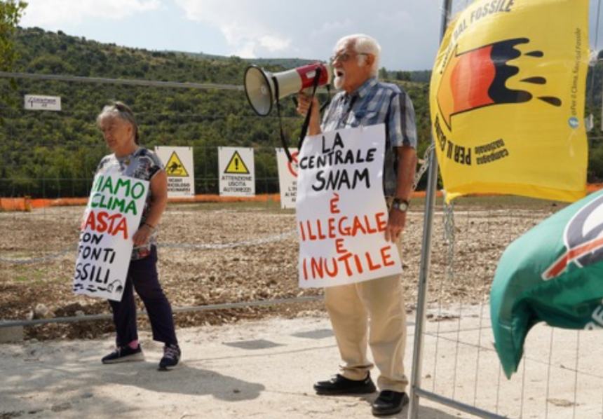 Centrale Snam di Sulmona: gli attivisti si incatenano al cancello