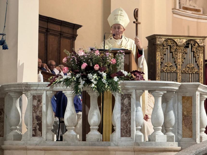 Lungo corteo per San Michele, Bruno Forte: "La grazia della pace scenda sulle guerre" 