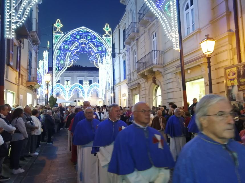 Lungo corteo per San Michele, Bruno Forte: "La grazia della pace scenda sulle guerea" 