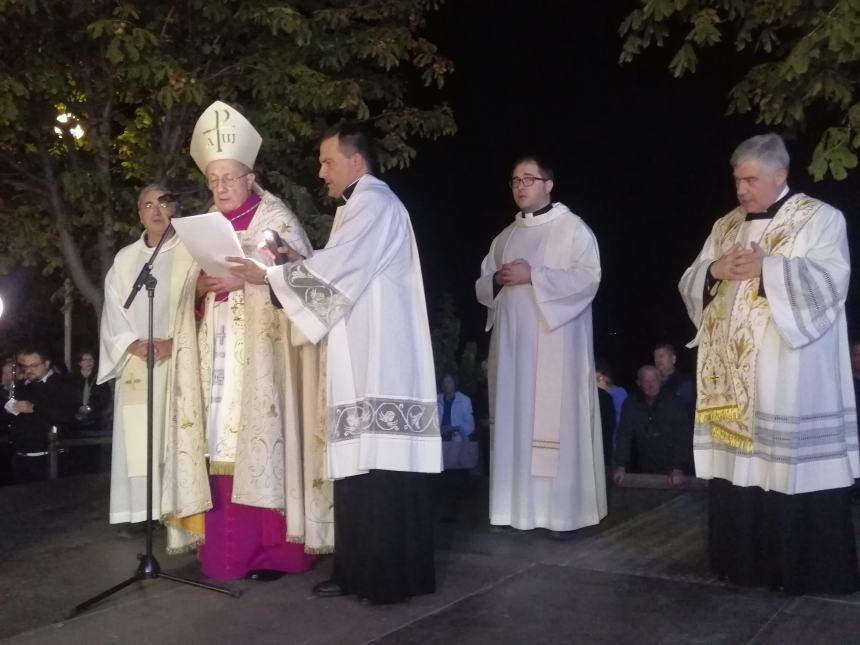 Lungo corteo per San Michele, Bruno Forte: "La grazia della pace scenda sulle guerea" 