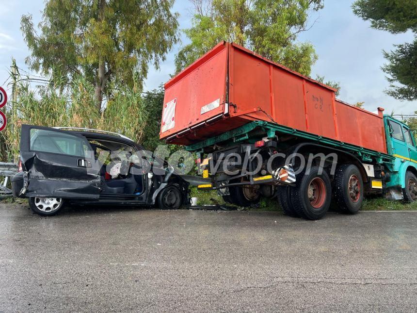 Scontro camion-auto in via San Lorenzo, ferita una 34enne moldava