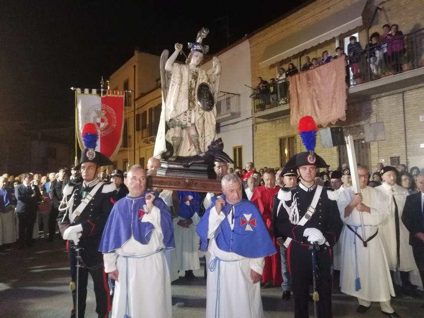 Lungo corteo per San Michele, Bruno Forte: "La grazia della pace scenda sulle guerea" 