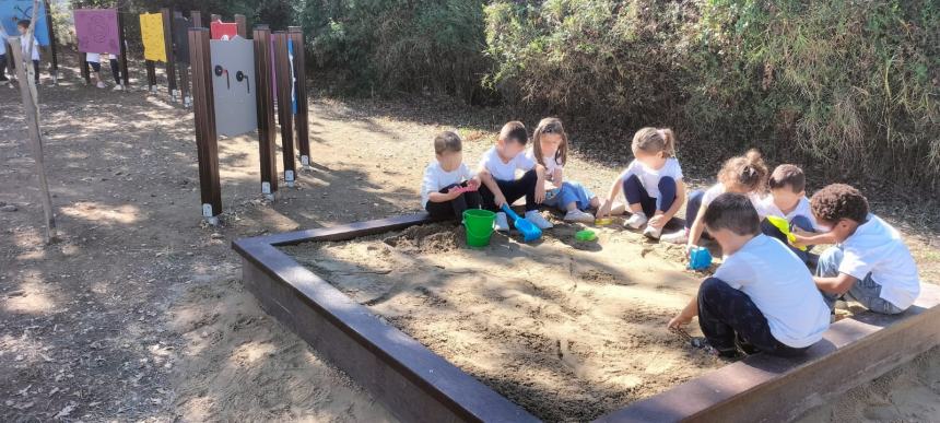 Il giardino della scuola dell’infanzia Spataro si arricchisce di una sabbiera