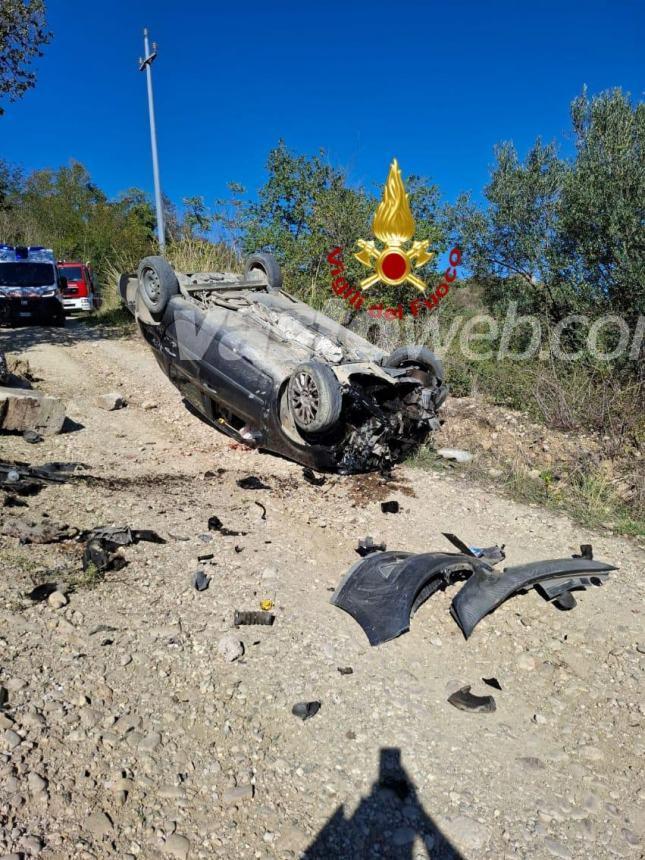 Renault Clio urta muretto e si ribalta, morto un 77enne di Casalbordino