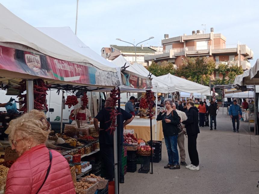 In tanti da questa mattina in Via Giulio Cesare a Vasto per "Ambulanti in città"