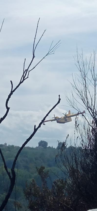 Ampio incendio a Rocca San Giovanni: necessario l’intervento di mezzi aerei