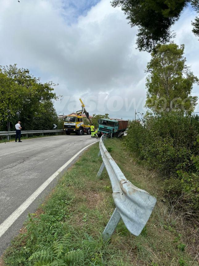 Scontro camion-auto in via San Lorenzo, ferita una 34enne moldava