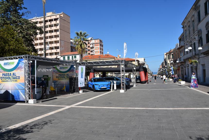 Scopriamo il mondo dei veicoli green all'Ecomob Expo City in piazza Monumento