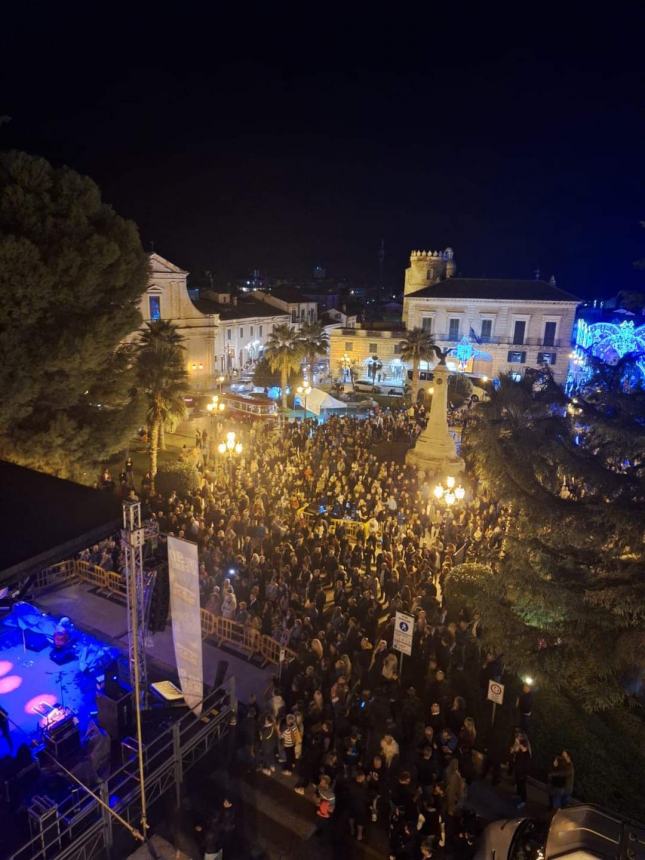 In tanti in piazza per "I senza resa" e per "Nei 90 io c'ero", primo giorno di festa